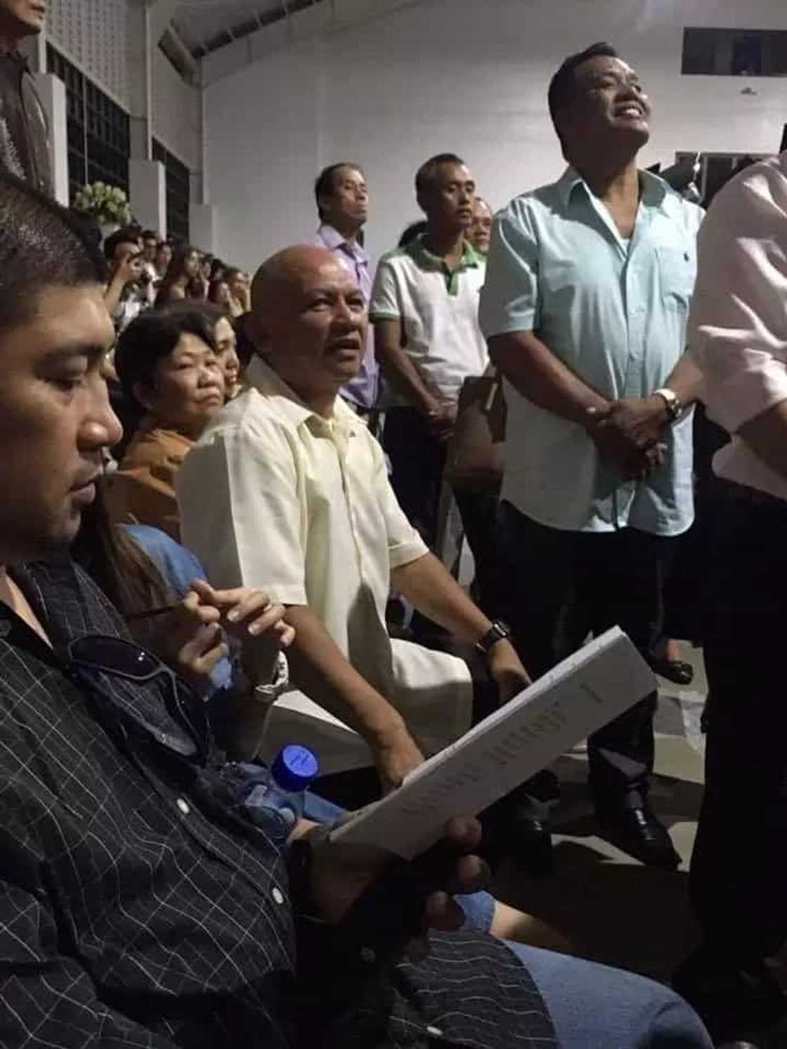 Security guard's daughter graduates cumlaude Security guard's daughter graduates cumlaude