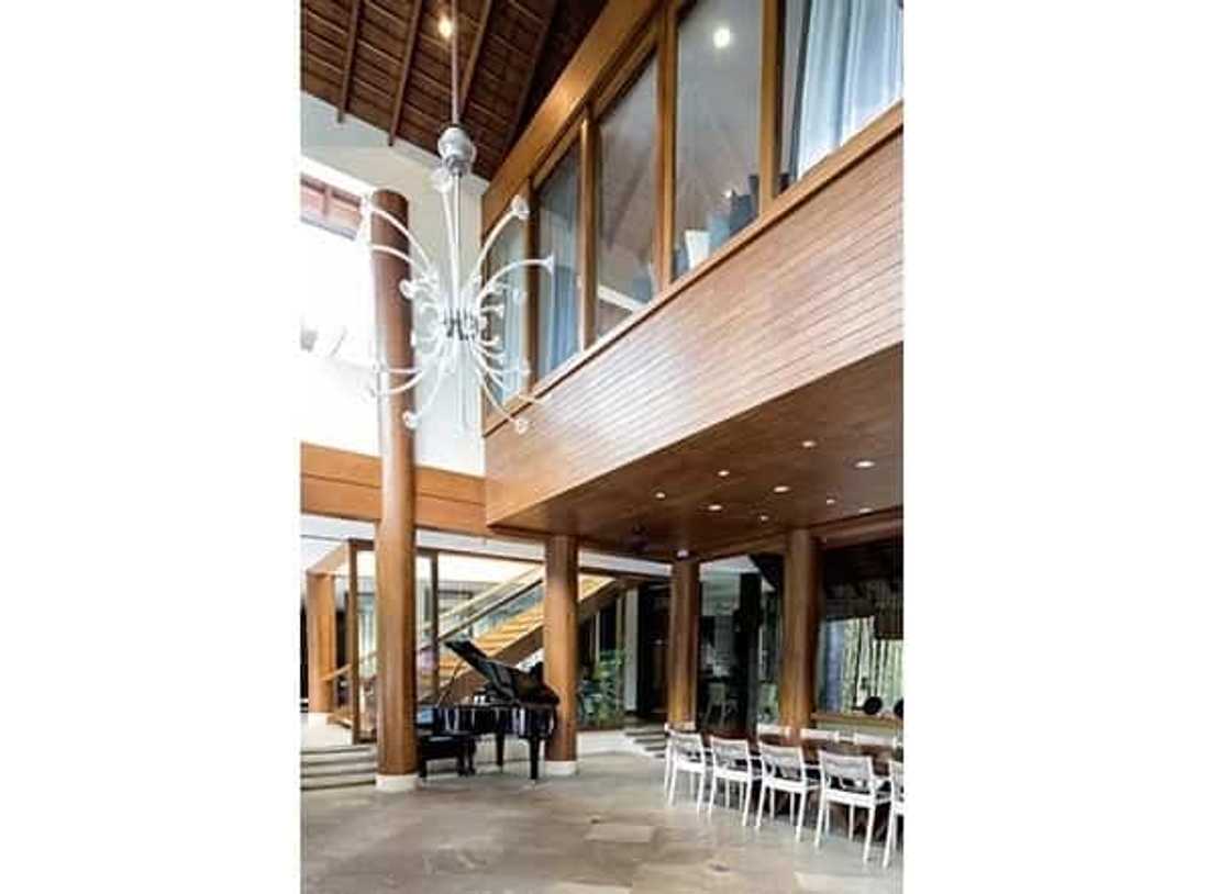 Willie Revillame’s enormous house in Quezon City looks like a luxurious resort Willie Revillame’s enormous house in Quezon City looks like a luxurious resort