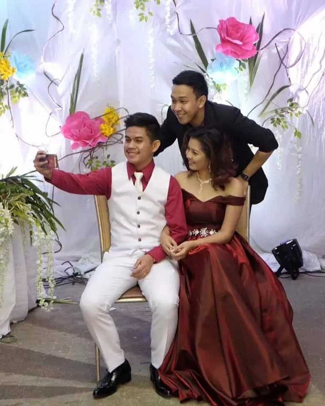 Undying Love! Heartbreaking story of a husband who lets her wife wear her wedding dress in coffin, so that he could 'propose' to her again in heaven Undying Love! Heartbreaking story of a husband who lets her wife wear her wedding dress in coffin, so that he could 'propose' to her again in heaven
