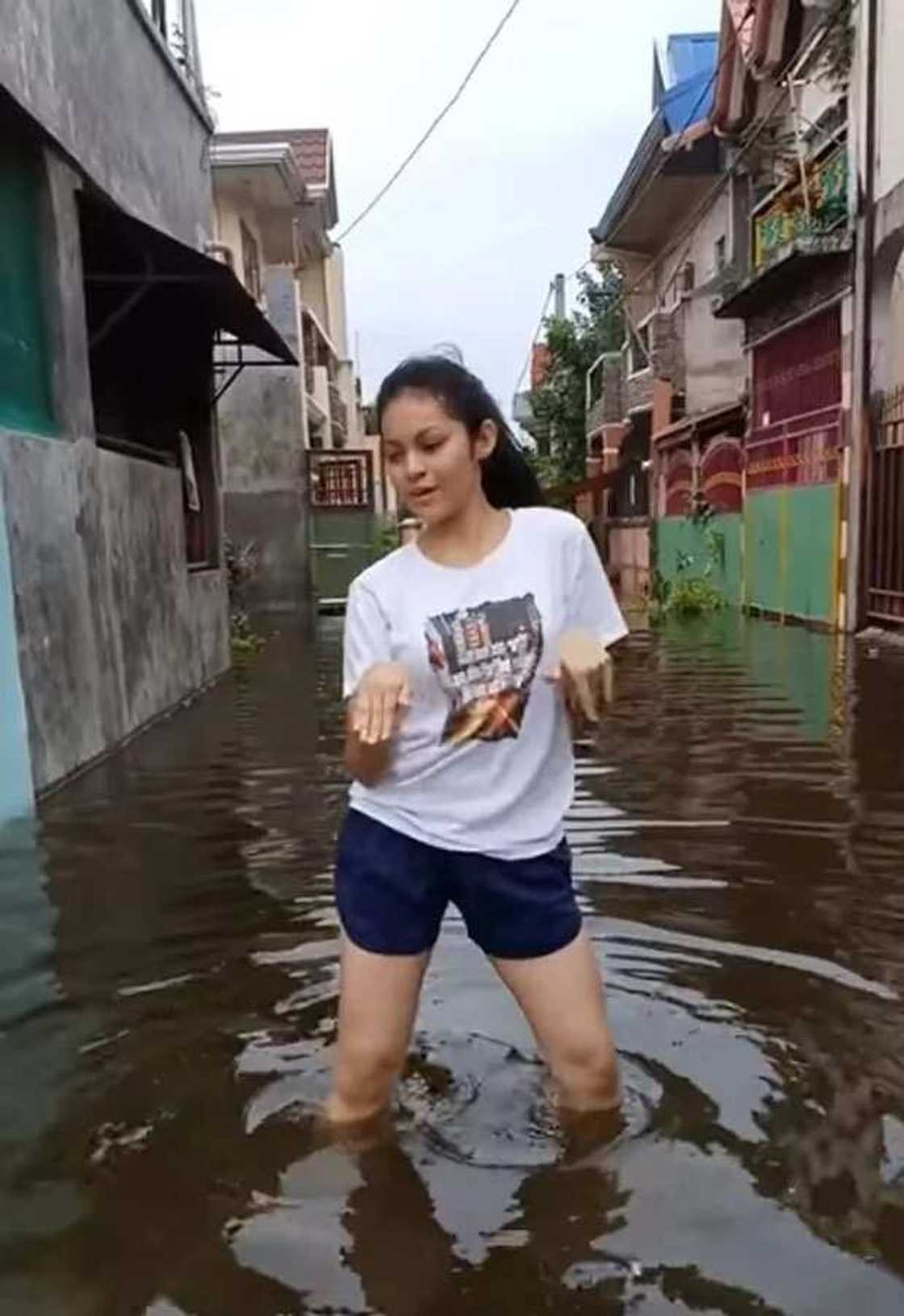 Nag-viral ang trip ni ate na sumayaw ng 'Boom Boom' sa malalim na tubig-baha Nag-viral ang trip ni ate na sumayaw ng 'Boom Boom' sa malalim na tubig-baha