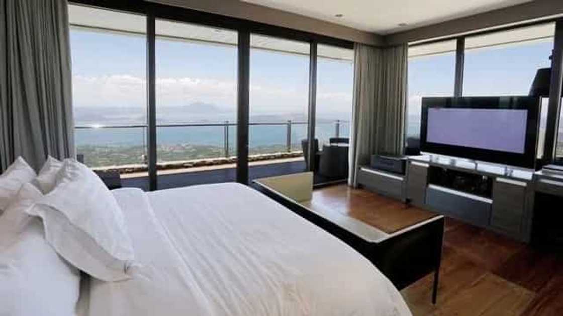 Bahay o resort? Willie Revillame's hilltop Tagaytay mansion stuns netizens with its breathtaking beauty Bahay o resort? Willie Revillame's hilltop Tagaytay mansion stuns netizens with its breathtaking beauty