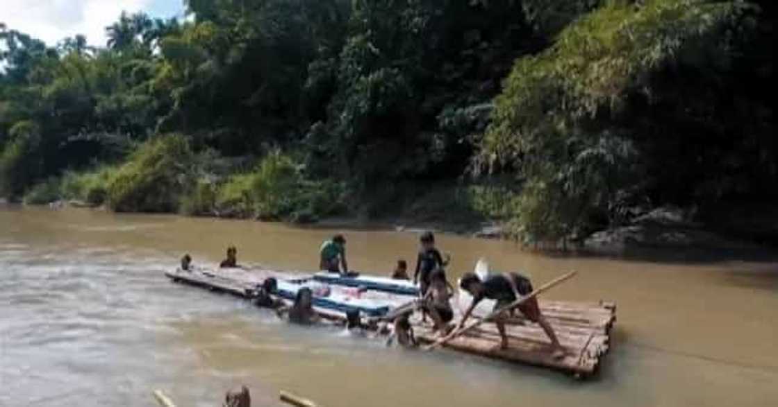 Batang guro! Inspiring story of a 12-year-old boy who uses a raft to teach other kids who doesn't know how to read Batang guro! Inspiring story of a 12-year-old boy who uses a raft to teach other kids who doesn't know how to read