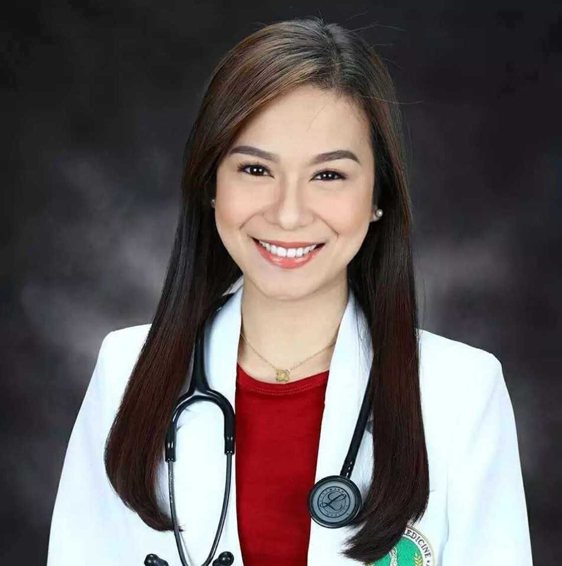 Hindi magkamayaw! Netizens gustong magkasakit dahil sa napakarilag na doktora na ito Hindi magkamayaw! Netizens gustong magkasakit dahil sa napakarilag na doktora na ito