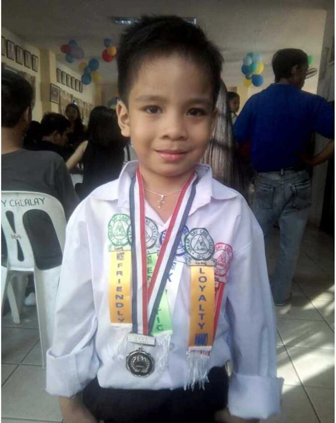 Super daddy talaga! Single dad, proud na ibinahagi ang pictures nila ng anak na naka toga Super daddy talaga! Single dad, proud na ibinahagi ang pictures nila ng anak na naka toga