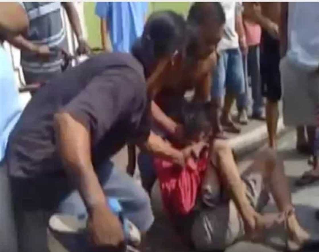 Obosen! Snatcher brutally beaten by Mandaluyong citizens Obosen! Snatcher brutally beaten by Mandaluyong citizens