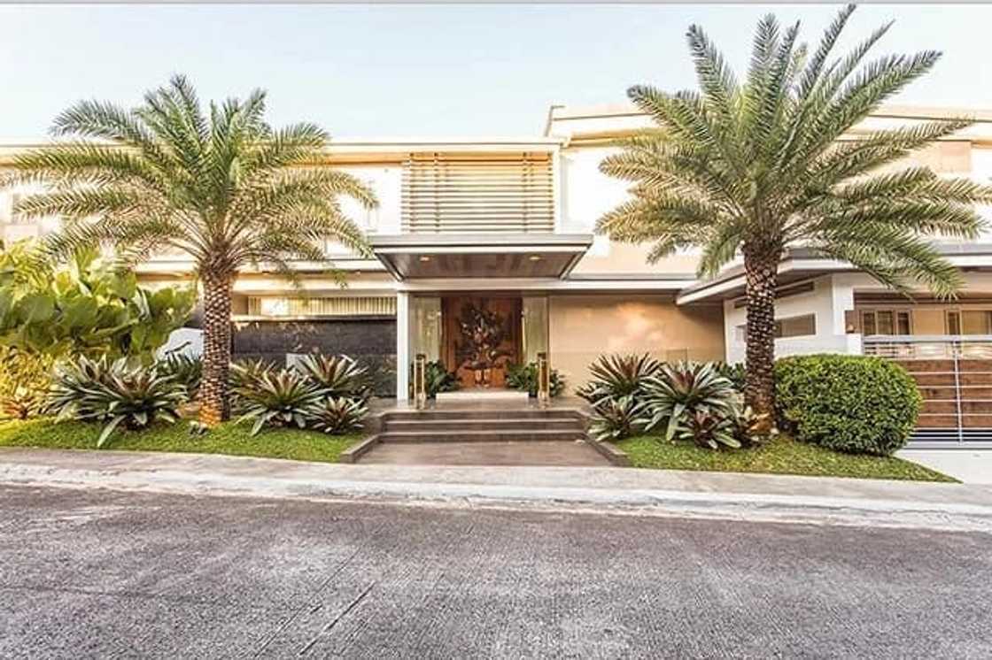 4 Pinakamagarbo at pinakamagandang bahay ng mga sikat na Pinoy celebrities sa Kapuso at Kapamilya 4 Pinakamagarbo at pinakamagandang bahay ng mga sikat na Pinoy celebrities sa Kapuso at Kapamilya