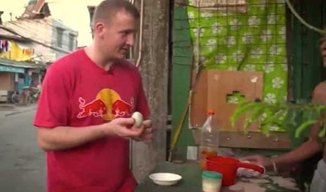 White dude tries out local delicacy balut and here’s what he had to say about it White dude tries out local delicacy balut and here’s what he had to say about it