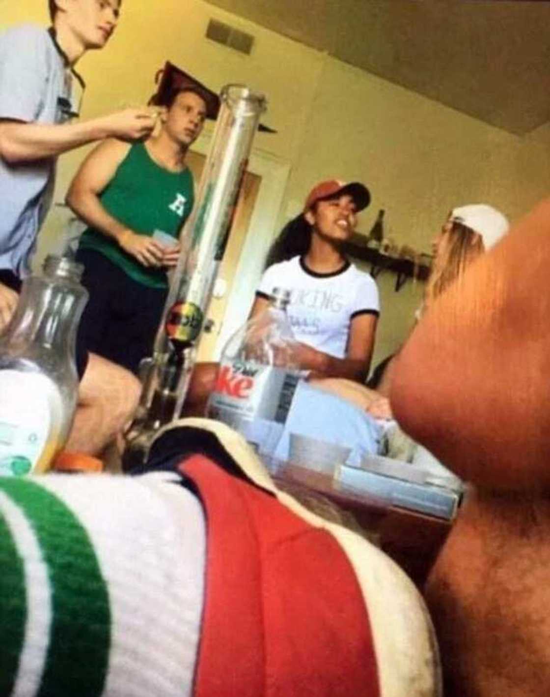 Obama’s daughter now pictured with a huge bong Obama’s daughter now pictured with a huge bong