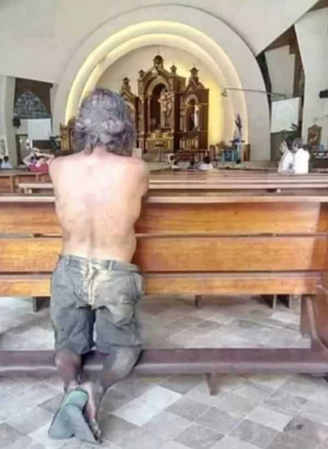 Praying beggar goes viral for his extraordinary faith Praying beggar goes viral for his extraordinary faith