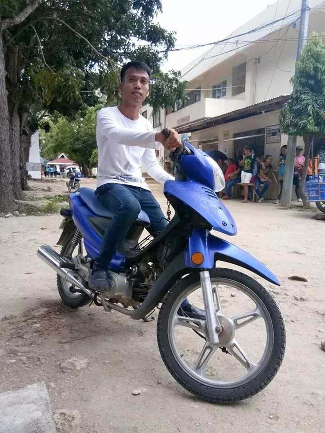 Ibang klase ang diskarte! Habal habal driver, magtatapos bilang 'magna cumlaude' Ibang klase ang diskarte! Habal habal driver, magtatapos bilang 'magna cumlaude'