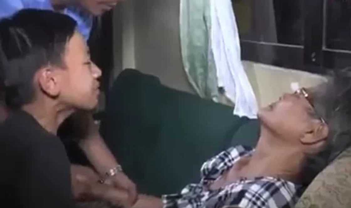 Makabagbag damdamin! Granny faints during an emotional farewell with grandchildren