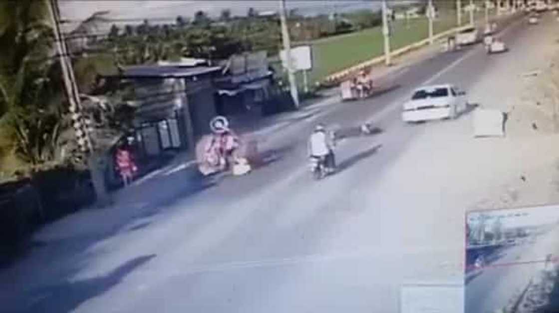 Motorcycle driver causes car crash for abrupt overtake Motorcycle driver causes car crash for abrupt overtake