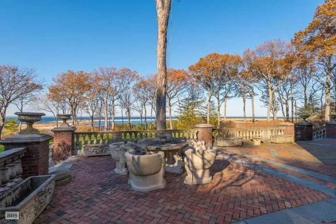 Angelina Jolie and Brad Pitt's Long Island estate is up for sale Angelina Jolie and Brad Pitt's Long Island estate is up for sale
