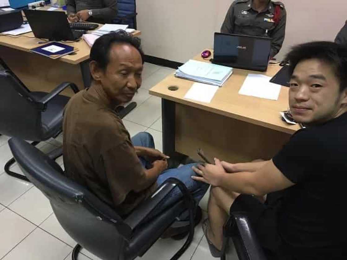 Homeless man receives reward for returning a wallet Homeless man receives reward for returning a wallet