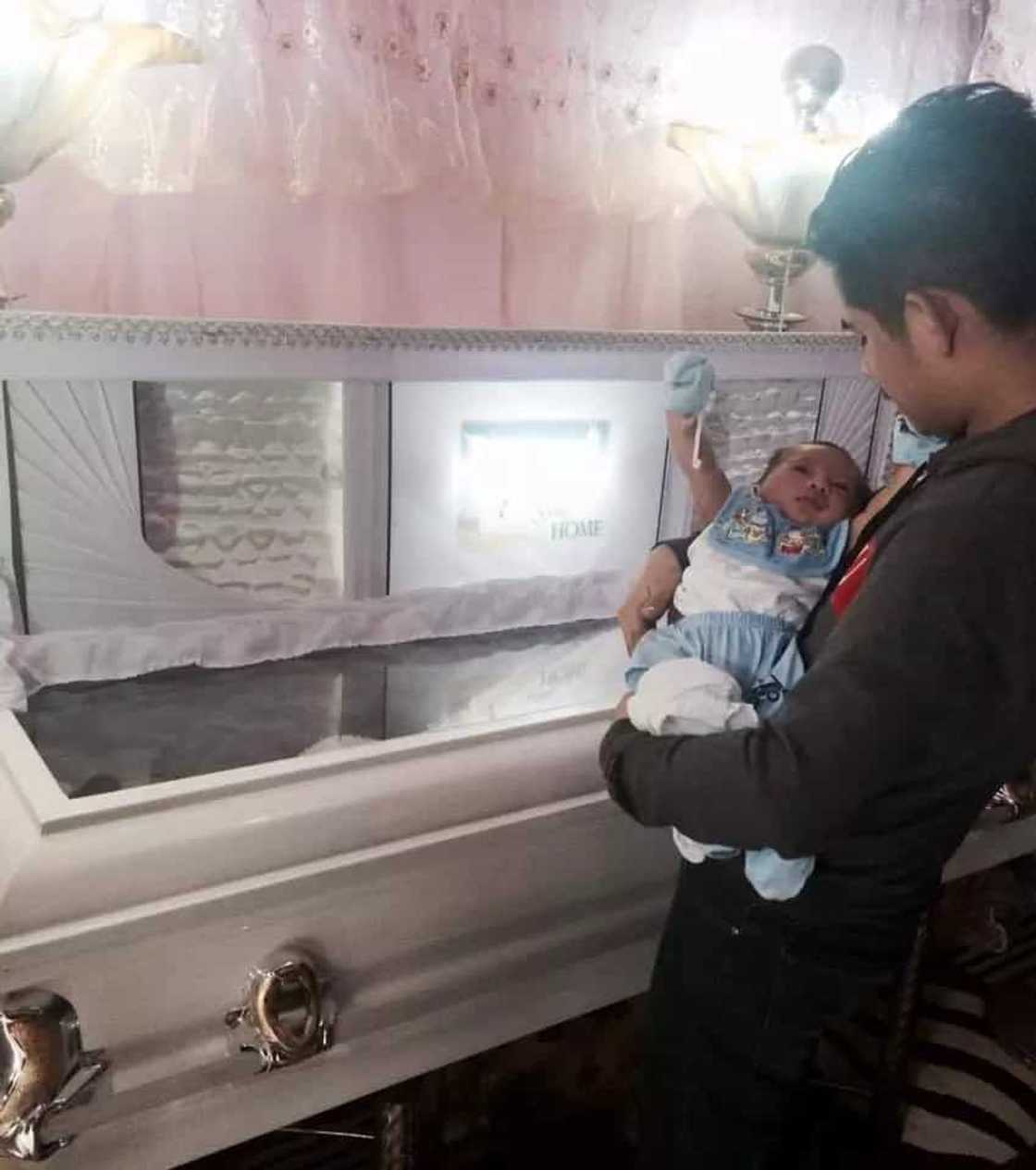 Undying Love! Heartbreaking story of a husband who lets her wife wear her wedding dress in coffin, so that he could 'propose' to her again in heaven Undying Love! Heartbreaking story of a husband who lets her wife wear her wedding dress in coffin, so that he could 'propose' to her again in heaven