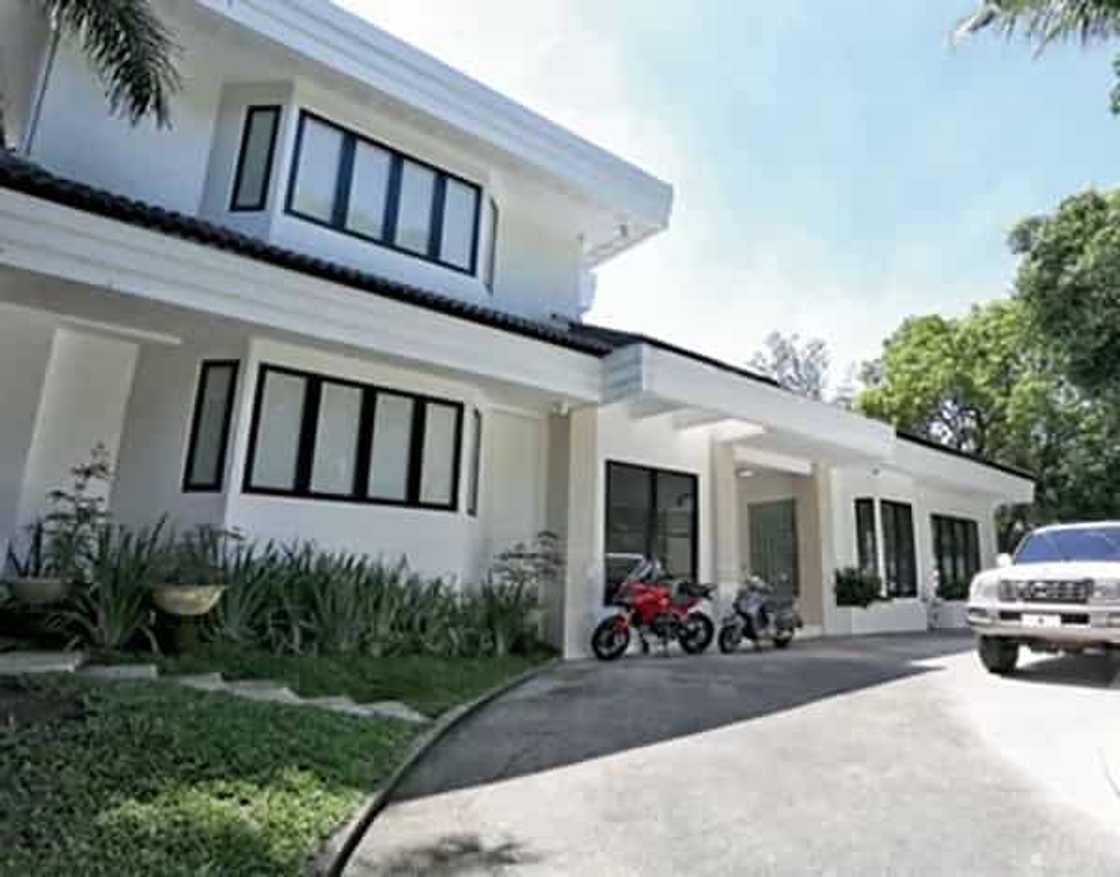 Ang bongga ng bahay nila! Richard Gomez and Lucy Torres lives in an elegant all-white house in Forbes Park Ang bongga ng bahay nila! Richard Gomez and Lucy Torres lives in an elegant all-white house in Forbes Park