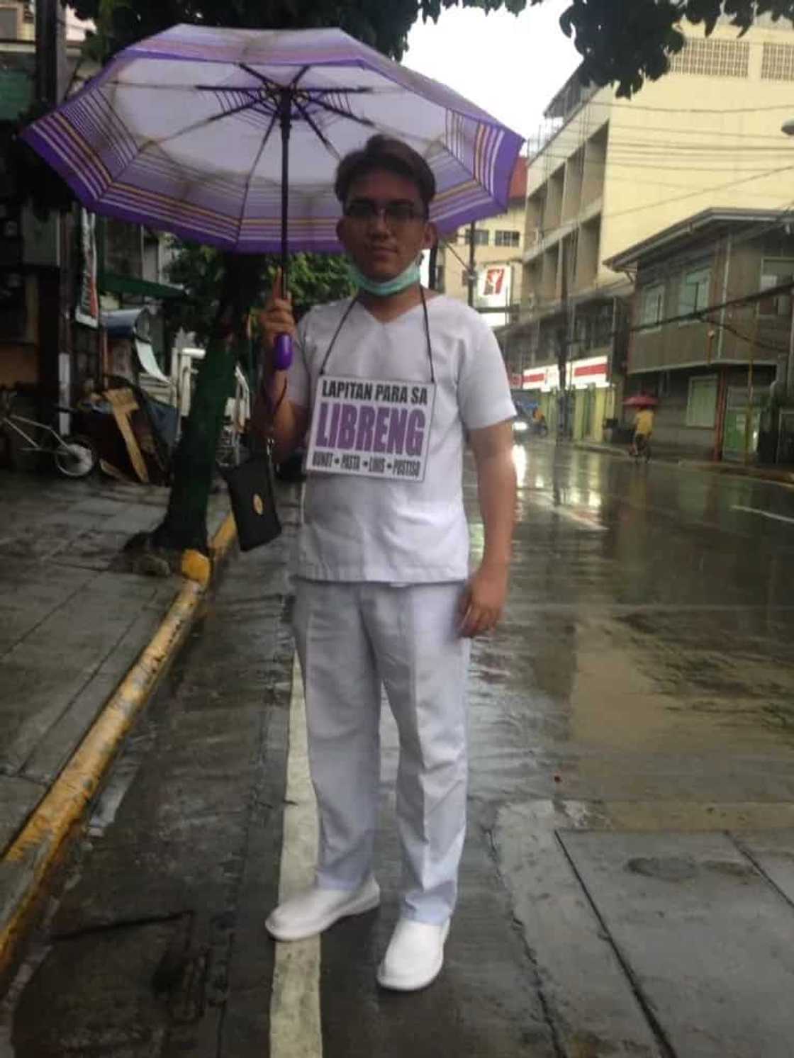 Future dentists wear placards in public offering ‘libre bunot, linis, pasta at pustiso’ Future dentists wear placards in public offering ‘libre bunot, linis, pasta at pustiso’