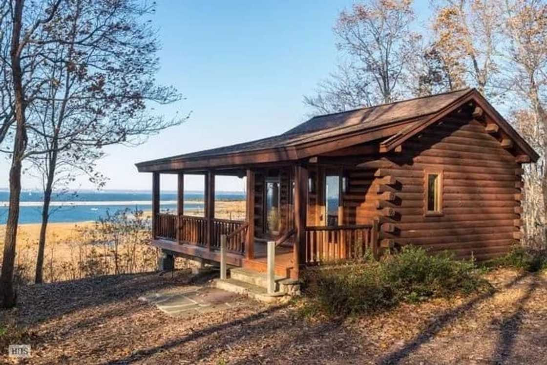 Angelina Jolie and Brad Pitt's Long Island estate is up for sale Angelina Jolie and Brad Pitt's Long Island estate is up for sale