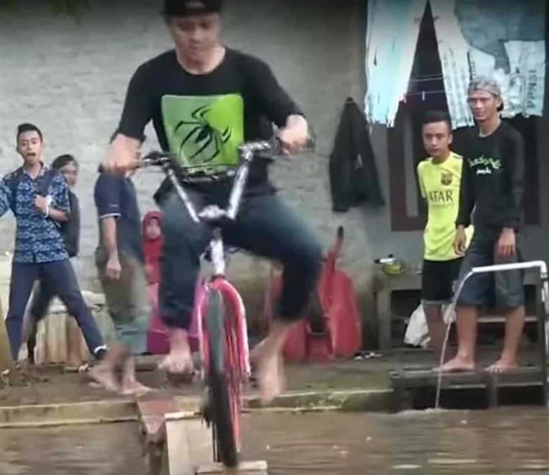 Netizen shares epic video of hilarious bike race