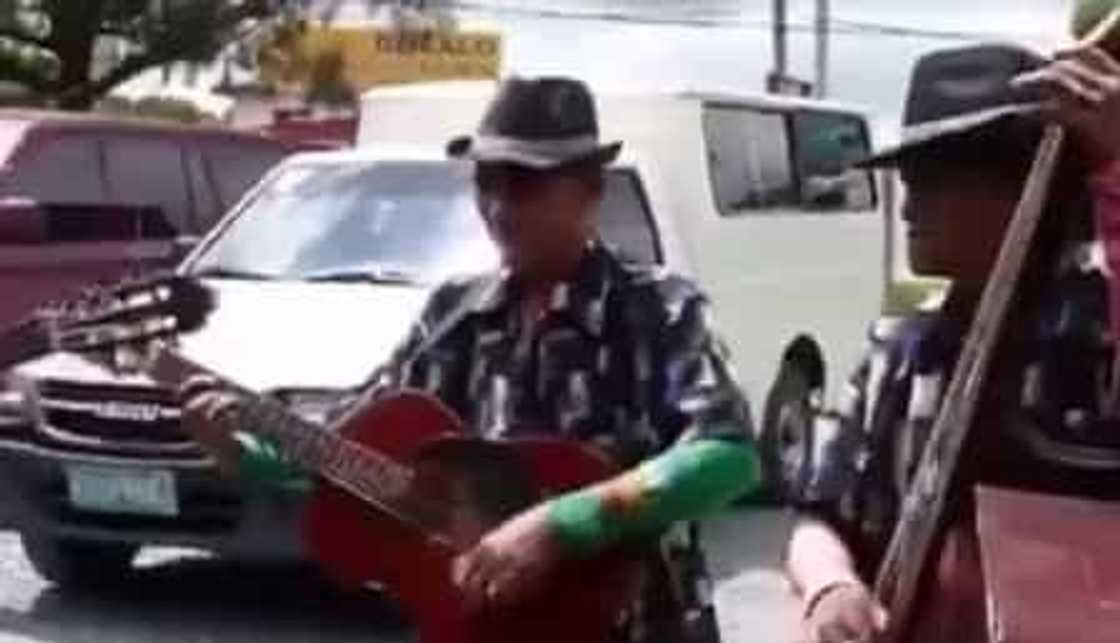 Tagaytay restaurant serenades customers with eating 'Bulalo' Tagaytay restaurant serenades customers with eating 'Bulalo'