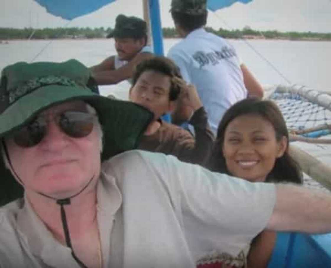 He fell in love with beautiful Pinay He fell in love with beautiful Pinay