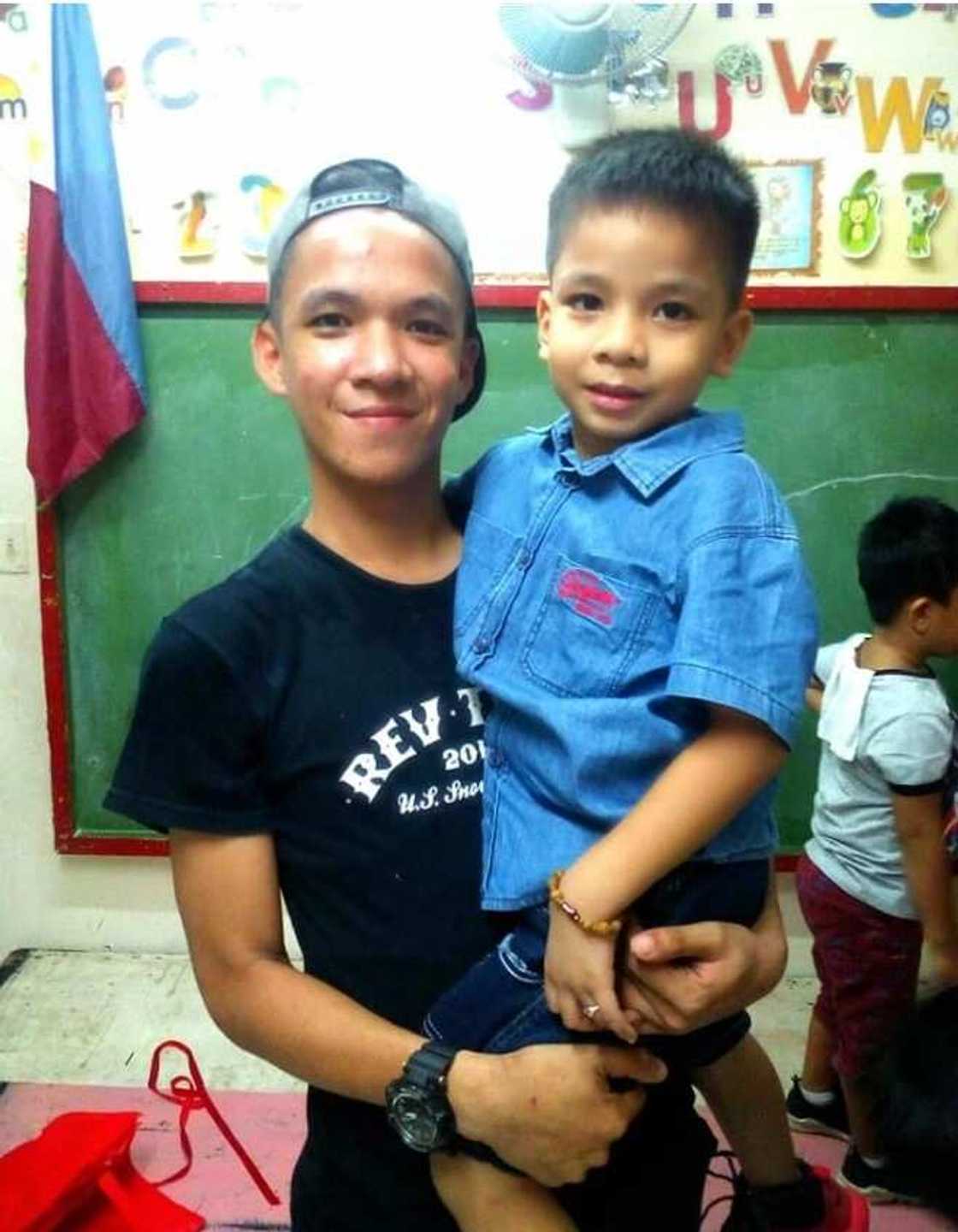 Super daddy talaga! Single dad, proud na ibinahagi ang pictures nila ng anak na naka toga Super daddy talaga! Single dad, proud na ibinahagi ang pictures nila ng anak na naka toga