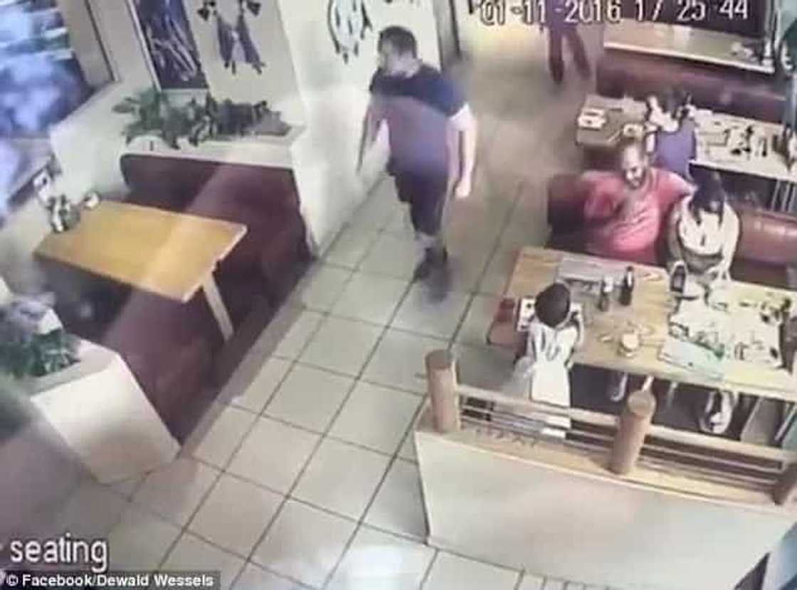 Caught on CCTV! Kid was almost kidnapped while his parents were enjoying their meal at a restaurant Caught on CCTV! Kid was almost kidnapped while his parents were enjoying their meal at a restaurant