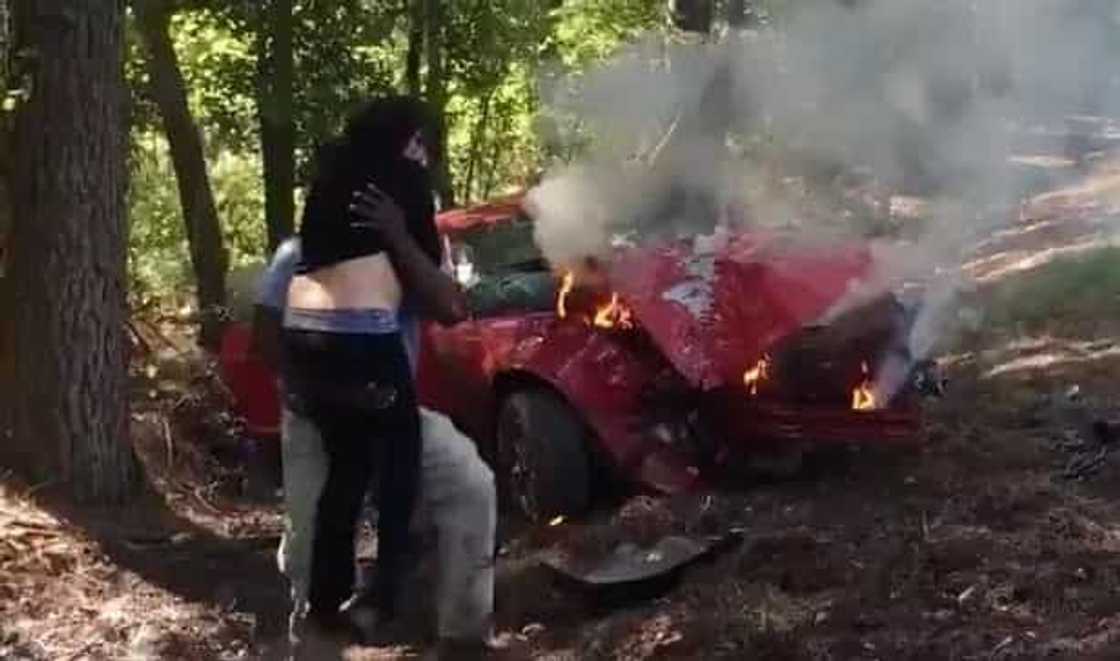 Photographer saves pregnant woman from a burning car Photographer saves pregnant woman from a burning car
