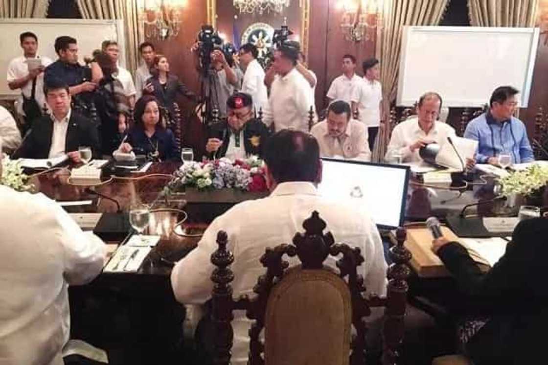Noynoy Aquino doesn’t shake GMA’s hands at Palace Noynoy Aquino doesn’t shake GMA’s hands at Palace