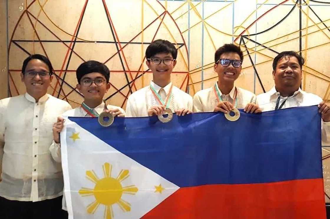 Galing ng batang Pinoy! 3 mga estudyanteng Pilipino ang nag-uwi ng mataas na karangalan sa bansa Galing ng batang Pinoy! 3 mga estudyanteng Pilipino ang nag-uwi ng mataas na karangalan sa bansa
