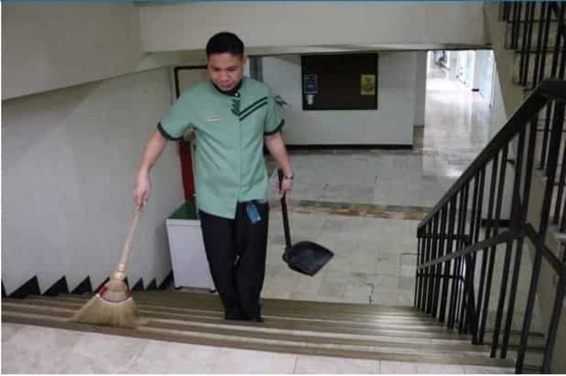 38 taong gulang na janitor, nakapagtapos ng kolehiyo bilang iskolar ng De La Salle Benilde 38 taong gulang na janitor, nakapagtapos ng kolehiyo bilang iskolar ng De La Salle Benilde