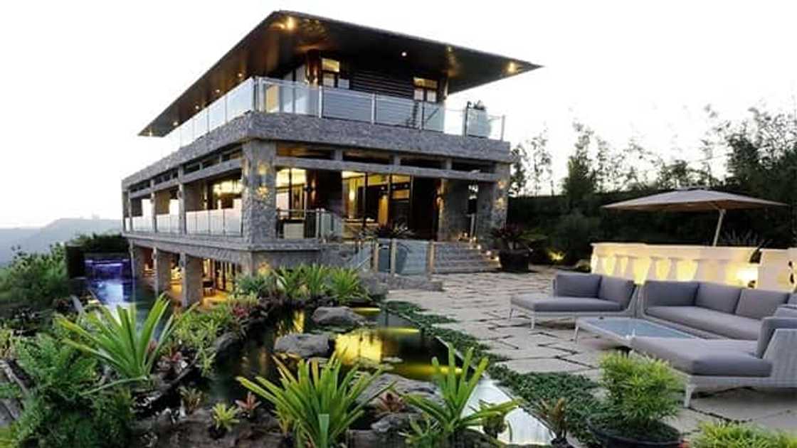 4 Pinakamagarbo at pinakamagandang bahay ng mga sikat na Pinoy celebrities sa Kapuso at Kapamilya 4 Pinakamagarbo at pinakamagandang bahay ng mga sikat na Pinoy celebrities sa Kapuso at Kapamilya