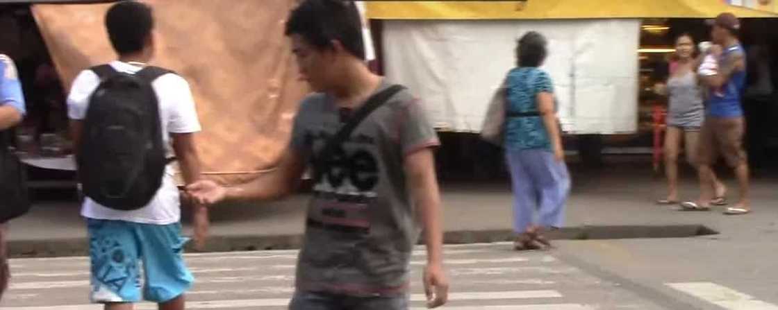 Video of hilarious Pinoy prank went viral...sobrang nakakatawa yung reaksyon nung mga biktima! Video of hilarious Pinoy prank went viral...sobrang nakakatawa yung reaksyon nung mga biktima!