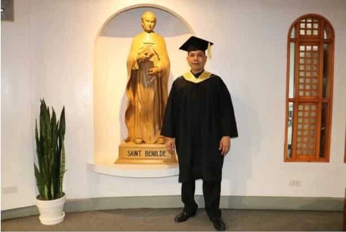 38 taong gulang na janitor, nakapagtapos ng kolehiyo bilang iskolar ng De La Salle Benilde 38 taong gulang na janitor, nakapagtapos ng kolehiyo bilang iskolar ng De La Salle Benilde