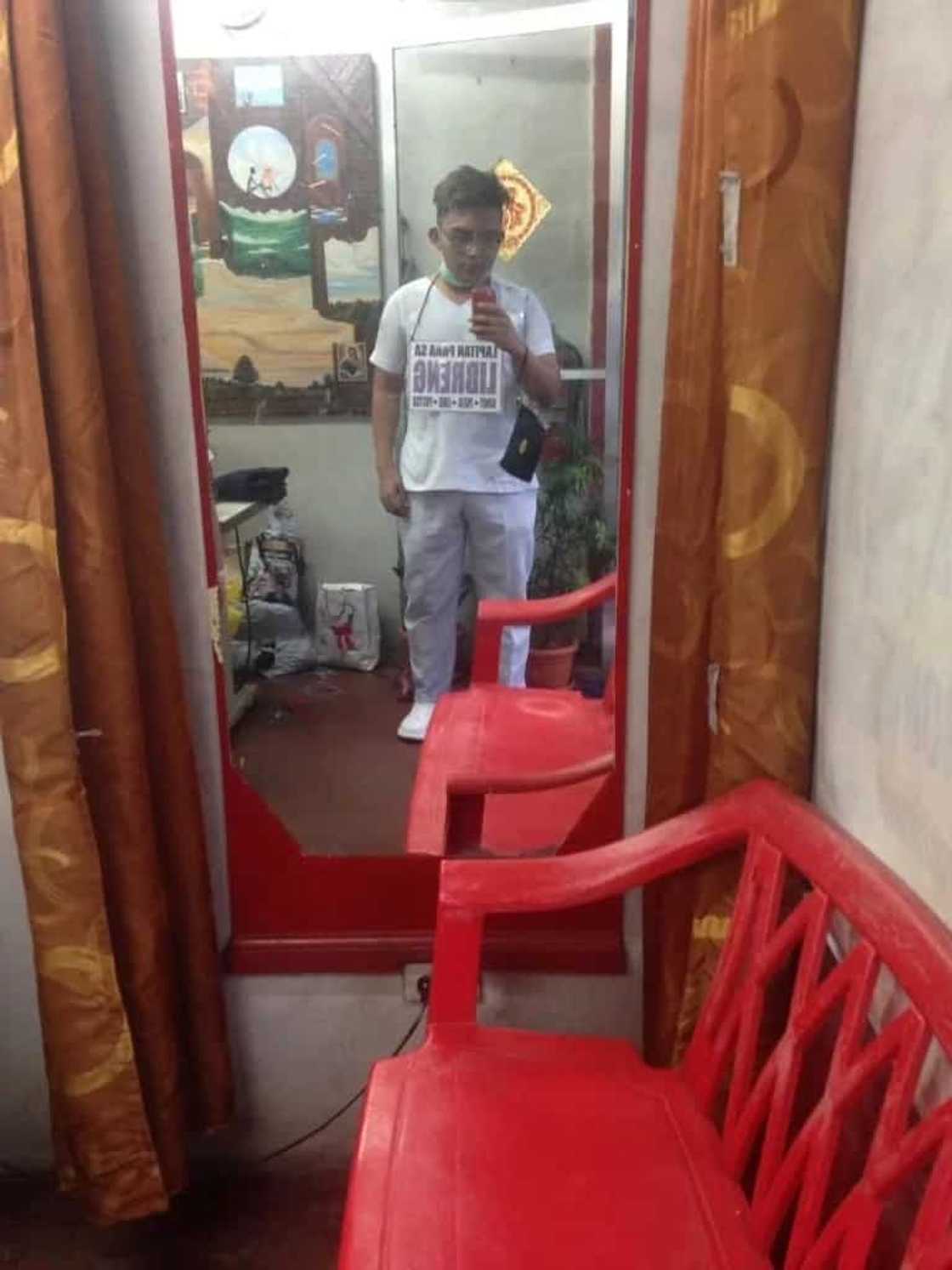 Future dentists wear placards in public offering ‘libre bunot, linis, pasta at pustiso’ Future dentists wear placards in public offering ‘libre bunot, linis, pasta at pustiso’