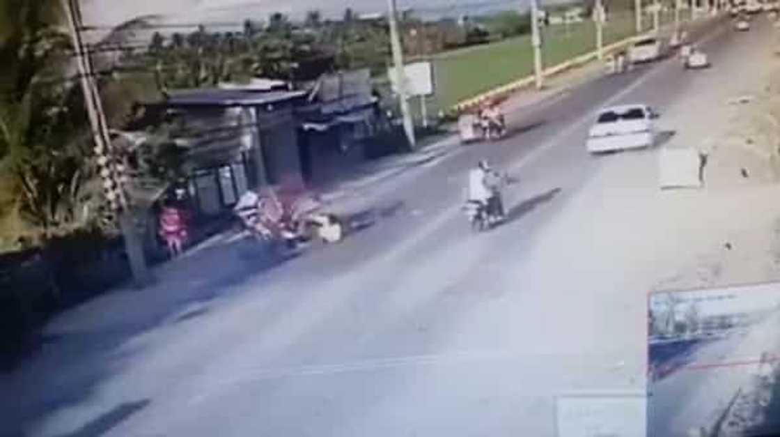 Motorcycle driver causes car crash for abrupt overtake Motorcycle driver causes car crash for abrupt overtake
