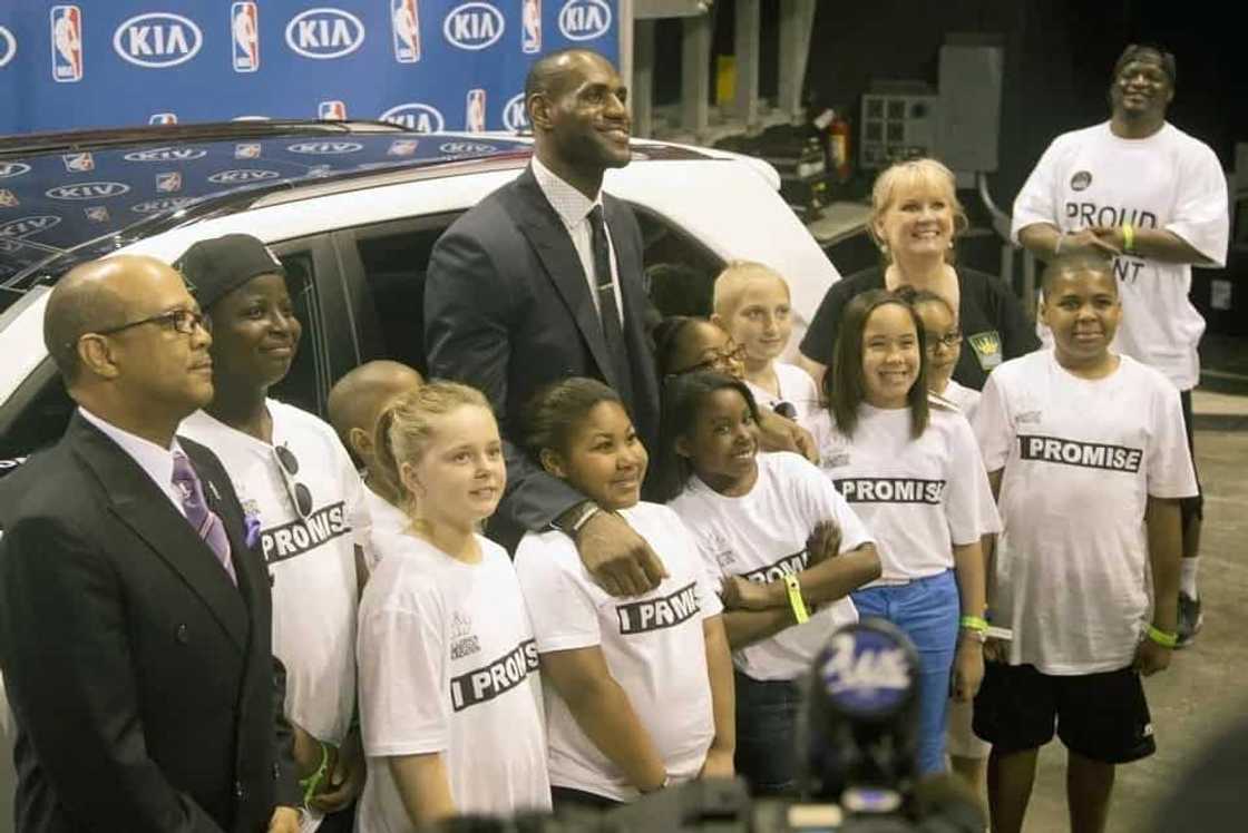 Nakakalula sa yaman! Ang net worth at sosyal na buhay ni Lebron James Nakakalula sa yaman! Ang net worth at sosyal na buhay ni Lebron James