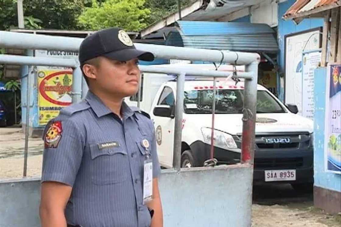 Huwarang pulis! Pinuri ang isang pulis dahil sa pagsasauli ng perang nakita sa ATM Huwarang pulis! Pinuri ang isang pulis dahil sa pagsasauli ng perang nakita sa ATM