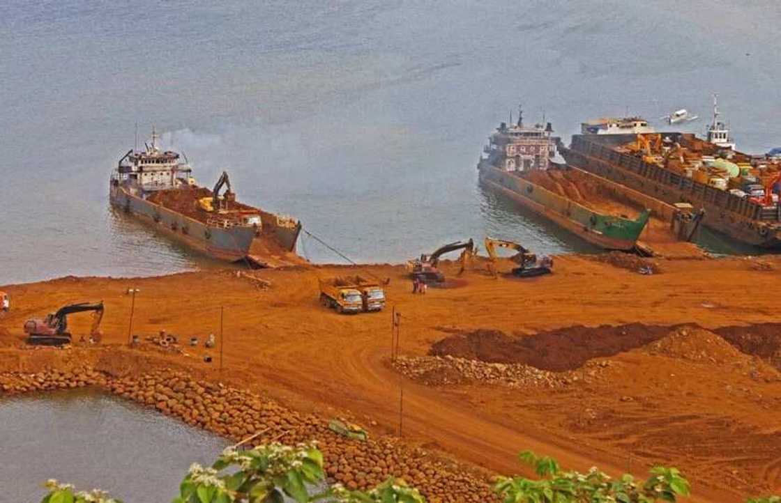 Could smuggled Philippine soil have helped China reclaim 3,200 acres of Spratlys land? Could smuggled Philippine soil have helped China reclaim 3,200 acres of Spratlys land?