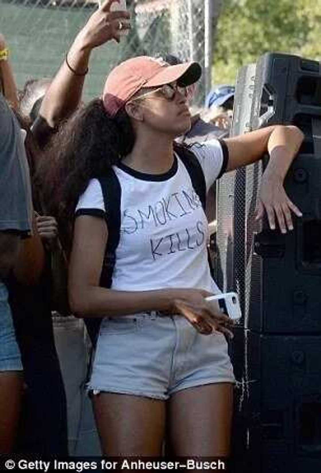 Obama’s daughter now pictured with a huge bong Obama’s daughter now pictured with a huge bong