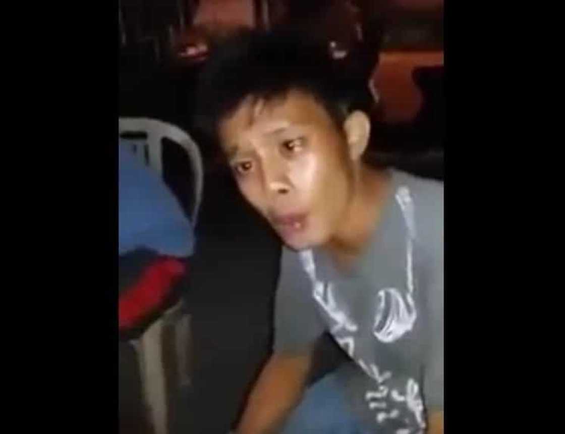 Singing drunk Pinoy surprised netizens with his viral video...how he did it will make you laugh! Singing drunk Pinoy surprised netizens with his viral video...how he did it will make you laugh!