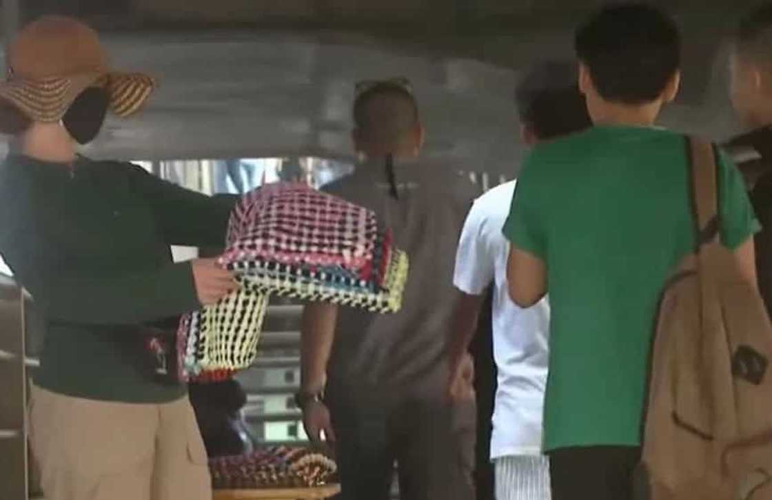 Halos mangiyak-ngiyak siya sa hirap! Anne Curtis experienced selling rags in “It’s Showtime” Lenten special Halos mangiyak-ngiyak siya sa hirap! Anne Curtis experienced selling rags in “It’s Showtime” Lenten special