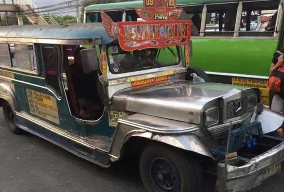 Jeepney driver, libre sakay at pabaon sa mga batang hirap sa buhay Jeepney driver, libre sakay at pabaon sa mga batang hirap sa buhay