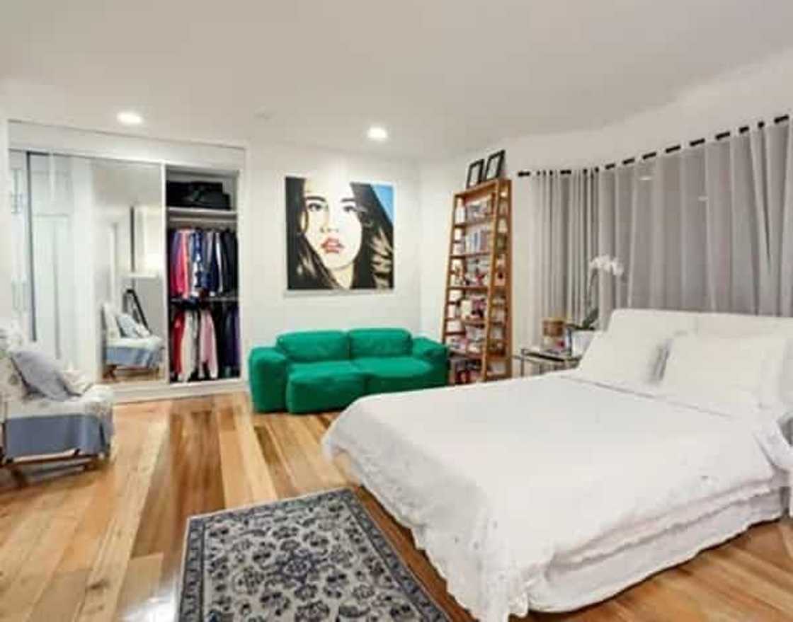 Ang bongga ng bahay nila! Richard Gomez and Lucy Torres lives in an elegant all-white house in Forbes Park Ang bongga ng bahay nila! Richard Gomez and Lucy Torres lives in an elegant all-white house in Forbes Park