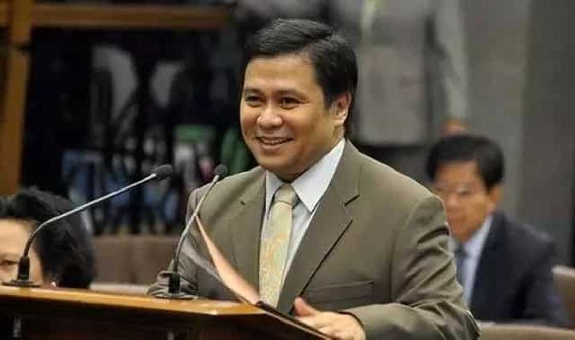 Sen. Jinggoy Estrada nagsampa ng kaso laban kay Robby Tarroza Sen. Jinggoy Estrada nagsampa ng kaso laban kay Robby Tarroza
