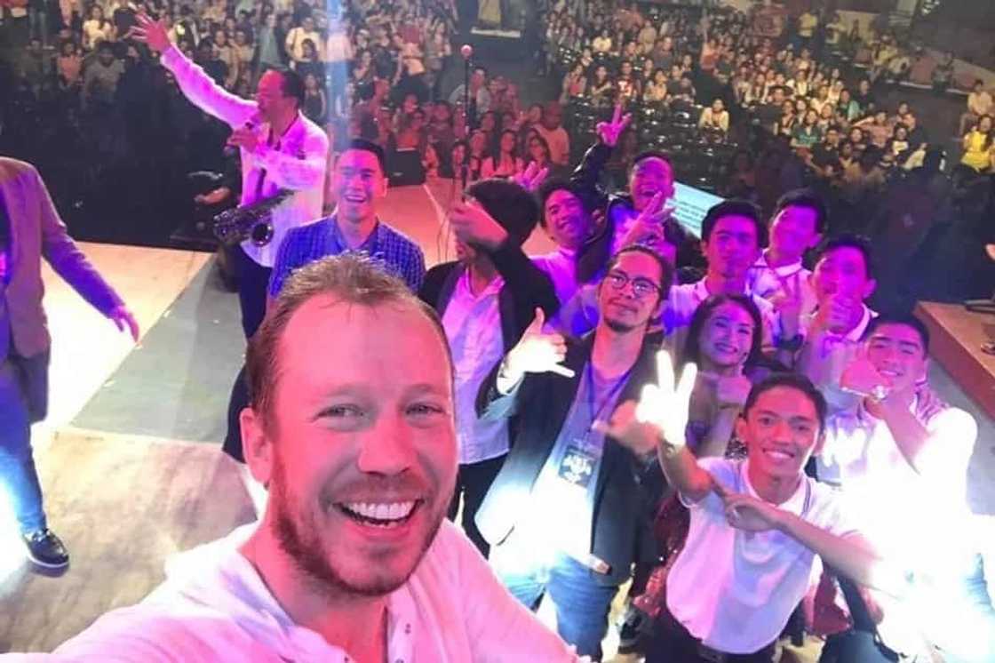 Kasiraan ng tiwala sa mga Pilipino? Stephen Speaks' singer nearly lost his phone during a gig in the Philippines Kasiraan ng tiwala sa mga Pilipino? Stephen Speaks' singer nearly lost his phone during a gig in the Philippines