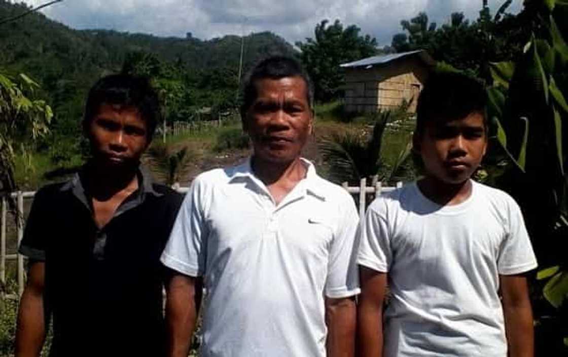 Tatay ko, classmate ko! Ama at dalawang anak, magkakaklase sa High School at nais ding makapagtapos Tatay ko, classmate ko! Ama at dalawang anak, magkakaklase sa High School at nais ding makapagtapos