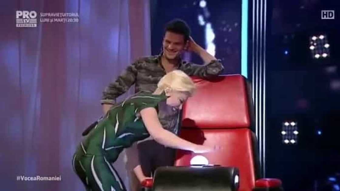 The Voice Romania judges went crazy over Pinay’s blind audition performance! The Voice Romania judges went crazy over Pinay’s blind audition performance!