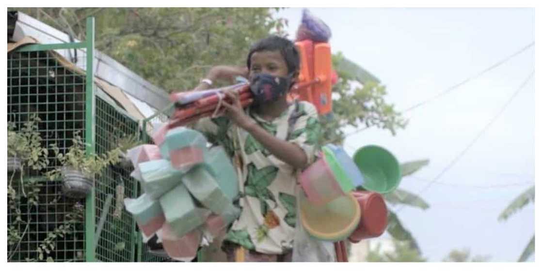 Batang dalawa ang trabaho para maipagamot ang mga magulang, hinangaan