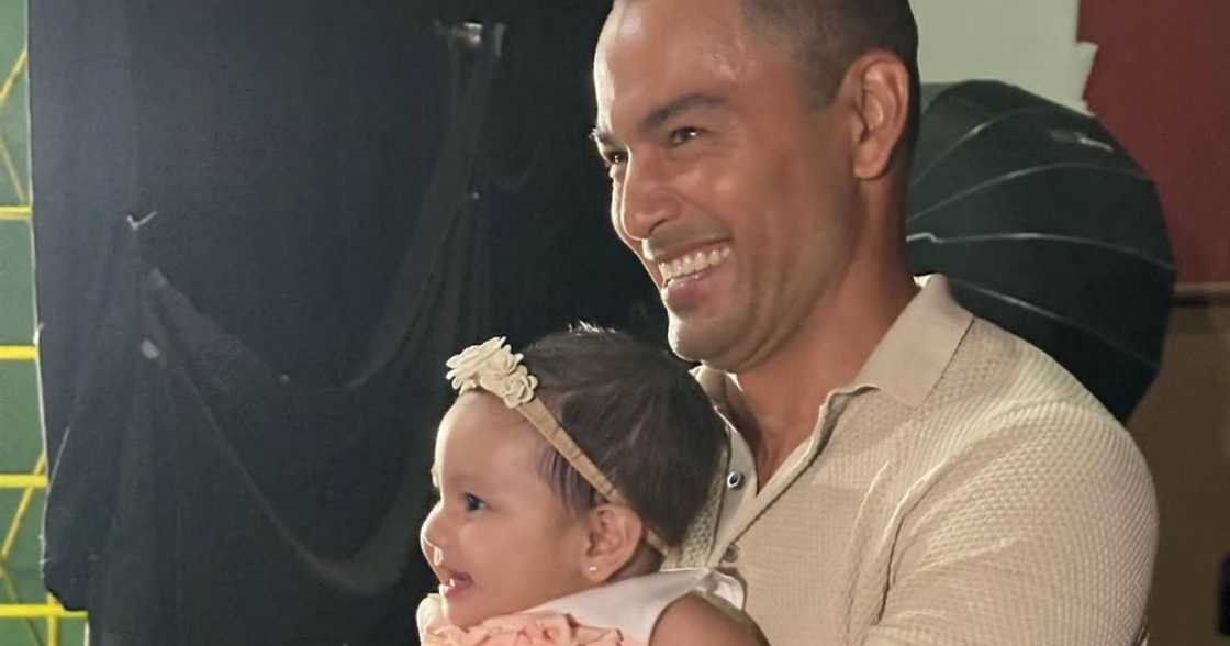 Derek Ramsay, ibinida ang cute moment nila ni Baby Liana nang dalhin niya ang anak sa work - KAMI.COM.PH